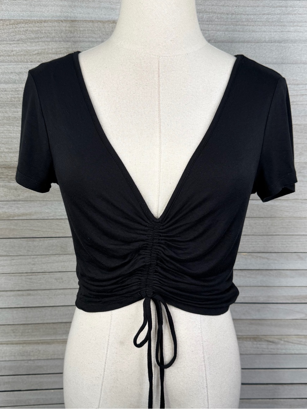 AMBIANCE Ruched Tie Front V Neck Crop Top Black-Large